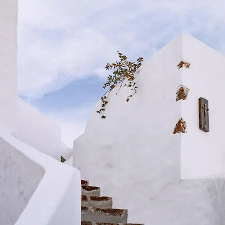 Santorini Vista Legacy Retreat - Live The History, Wake To The View Pýrgos