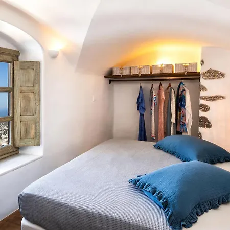 Santorini Vista Legacy Retreat - Live The History, Wake To The View * Pýrgos