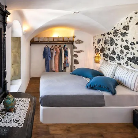 Santorini Vista Legacy Retreat - Live The History, Wake To The View Villa *
